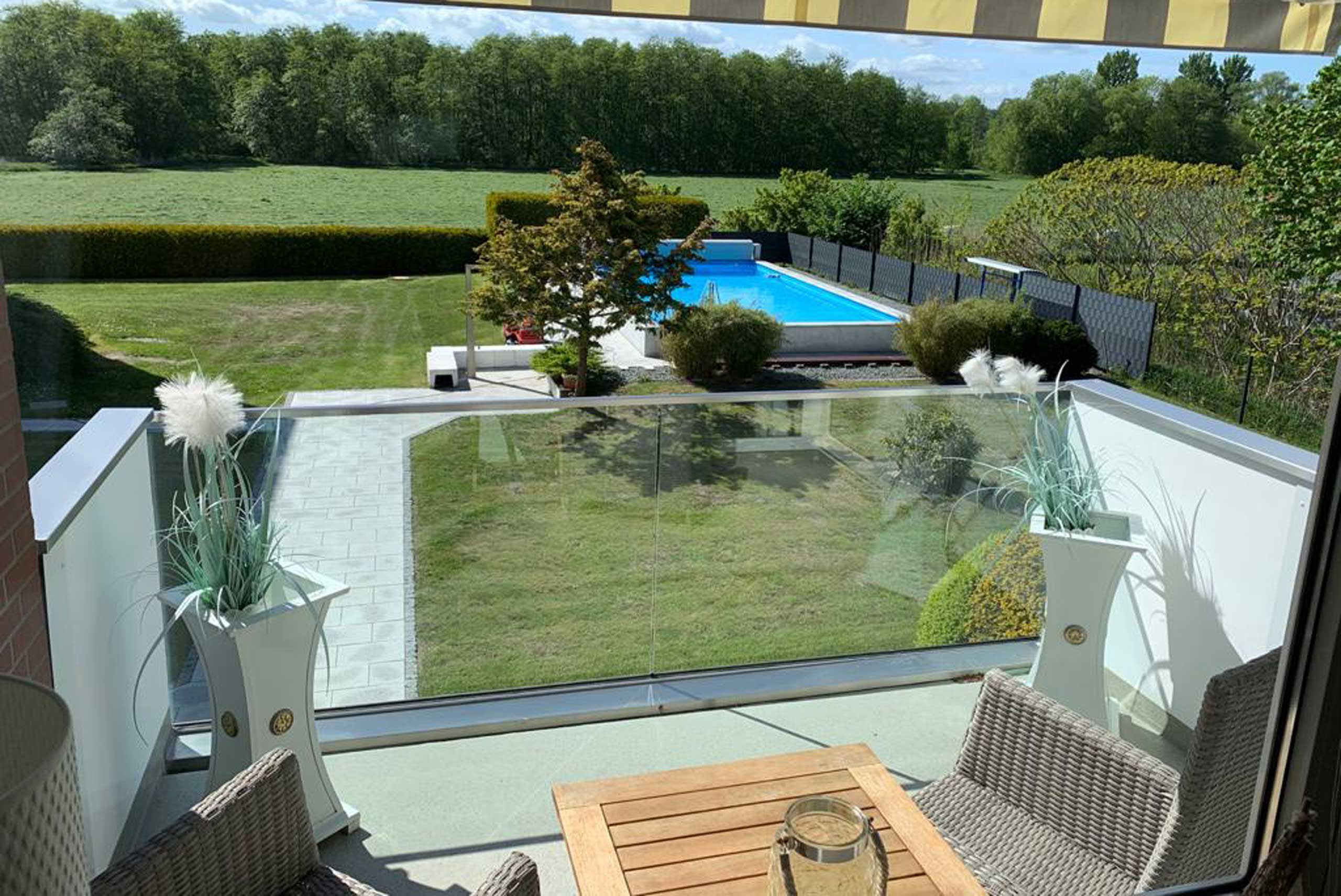 Foto: Pool und Balkon Strandnest Scharbeutz